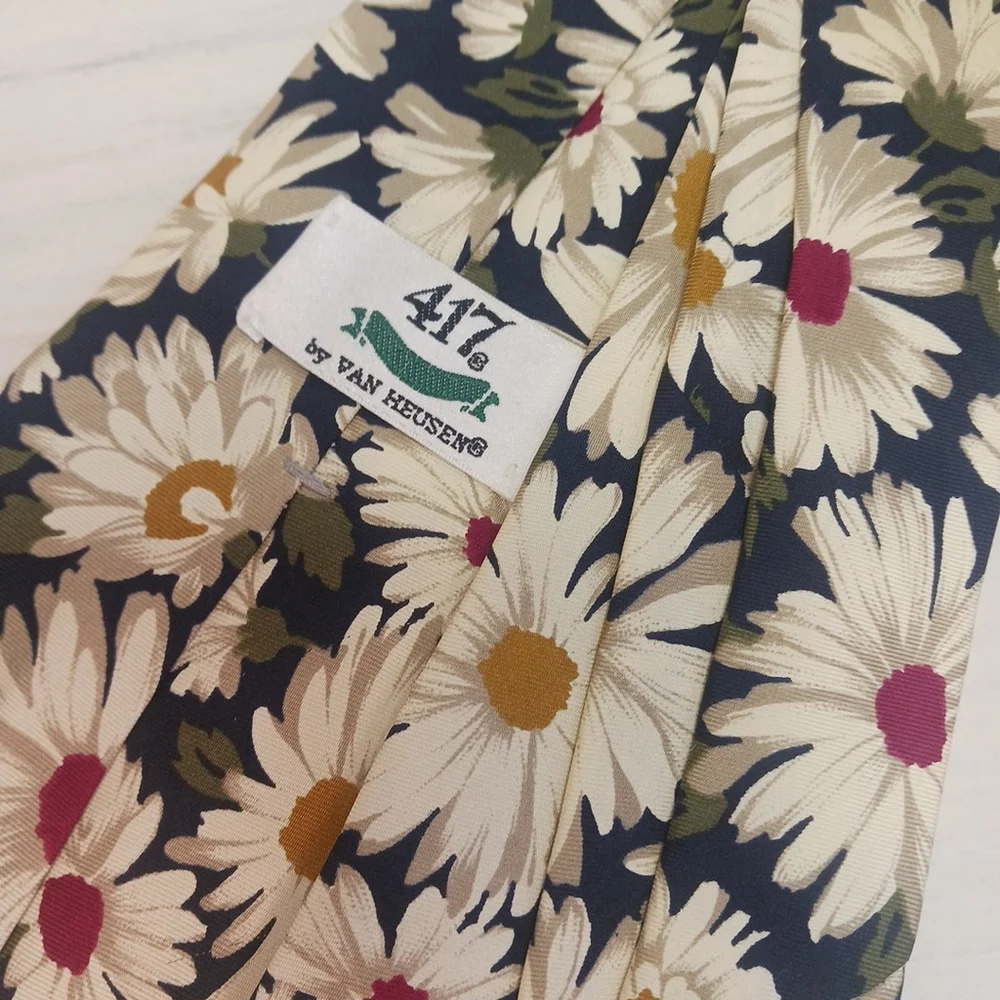 Vintage Daisy 417 Van Heusen Silk Necktie Mens Blue White Floral